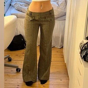 Bruna kostymbyxor  - Säljer dessa brun-gråa lågmidjade kostymbyxor. Jag är 165 och de är lite långa. Storlek 40 (passar S/M)