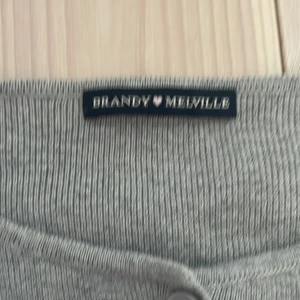 Brandy Melville kofta  - Helt ny brandy kofta i grå. Den är inte längre i min still därför säljer jag. Det är brandys onesized men jag tror den kille passa XXS-M 😽