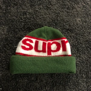 supreme beanie  - du skejtar och behöver en mössa t i sommar, coppa denna!!! 💯🤞 asfet dubbelcuffad mössa från supreme. köpt för 800:- det kommer även med en liten boll som ska sitta uppepå mössan