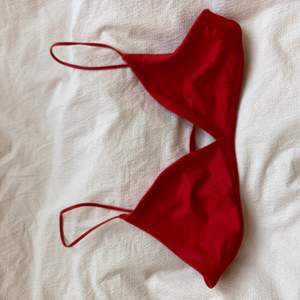 Röd bikinitopp från weekday, sparsamt använd