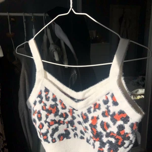 Storlek M - En mysig topp med leopardmöster 🐆 Aldrig använt.