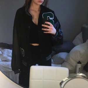 Jacka - Jättefin jacka från bohoo, oversize är i xs men passar xs-m köpt för 600 kr. Går att pruta. Lite osäker vad priset på frakten är.