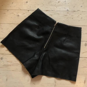 Shorts i skinnimitation i strl xs  - Shorts i skinnimitation från neon/hart i strl xs med fickor i sidorna 