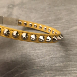 Edblad armband  - Jättefint gult armband från Edblad med nitar🐥 