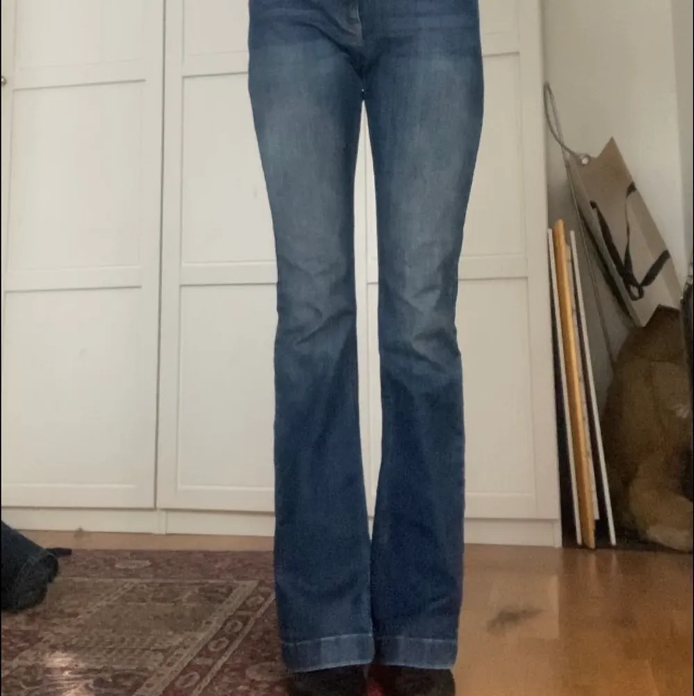Supersnygga blå lågmidjade jeans från märket mexx. Tyvärr är jeansen för långa för mig utan klackskor under. Skriv för frågor. Frakt blir 66kr💖. Jeans & Byxor.