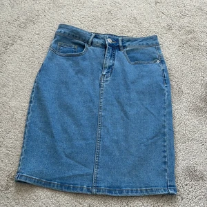 Jeanskjol Vera Moda strl S - Fin tajt jeanskjol från Vera Moda med en liten öppning på baksidan och går upp för knäna, använd 2-3 gånger i strl S 50kr
