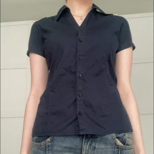 Marinblå kortärmad skjorta  - Helt oanvänd marinblå skjorta som sitter superfint. Frakten blir 37/45kr💕