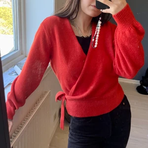 Röd stickad tröja - Stickad omlottkofta från & other stories köpt i vintras. Tjockt material och knyt i sidan. Jag är 166cm lång & bär normalt storlek 32/XXS, denna är lite stor på mig men går att dra åt med hjälp av banden!