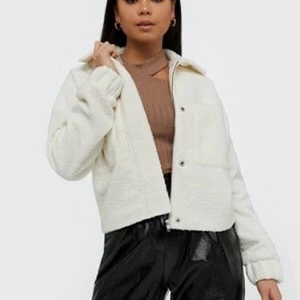 NLY Trend kort teddyjacka - Fin och mysig teddyjacka i kortare modell från Nelly, storlek 32. Använd en gång (helt ren och inga tecken på användning). Nypris 599:-🤍