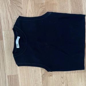 Svart topp Zara - Aldrig använd. Kort topp utan ärmar, tjockt mjukt tyg. 
