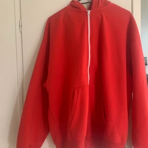 Zip up hoodie från bershka💗 - En röd oversized hoodie från bershka med vit dragkedja. Super snygg och mysig. Gratis frakt😍