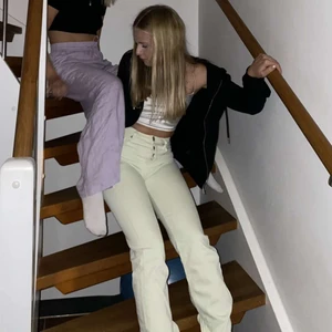 Zara jeans med slits  - Säljer mina päron ljus gröna jeans från zara i storlek 34 med slits på sidan!🥰 använd ett få tal gånger och säljer pga av att de e för små för mig tyvärr då de e as snygga när man är brun till sommarn🌸🌸 kan tänka mig 200kr + frakt, annars skriv till mig! 