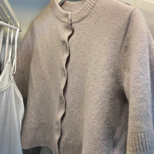 snygg tröja från &other stories - En jätte populär, beige stickad t-shirt från & other stories. Helt slutsåld. Säljer då jag har en liknande. Säljer för 299  kr. Är i storlek s, men passar även en xs.