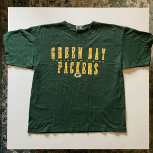 Vintage Green Bay Packers T-Shirt - Köpt på 90-talet i USA från Starter. Cond 9/10, använd max 2 ggr. Loggan på ryggen är naturligt sprucket.