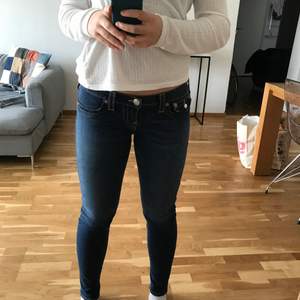 True Religon jeans köpta i NY för 1600 SEK 2020. Jeansen är i storlek 29 och passar perfekt på mig. De är skinny men ändå super bekväma och man kan röra sig i dem. 