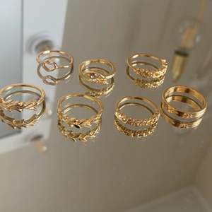 Fina guldfärgade ringar som var lite för stora för mina smala fingrar.    ♥️Alla för 50kr eller 10kr styck♥️