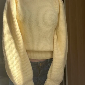 Fin stickad kofta - Superfin stickad kofta från Monki i storlek XS. Knappt använd!