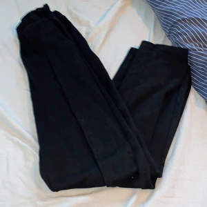 Svarta byxor från Ginatricot!  - Svarta sköna byxor från Gina. Storlek S men dom är stretchiga, är själv inte en S men dom passar mig. 