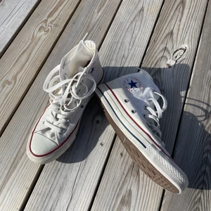 Converse - Säljer mina vita converse i storlek 37 💫 pris kan diskuteras! köparen står för frakten 📦