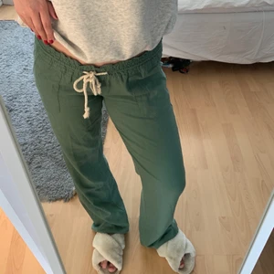 roxy linne byxor - Funderar på att sälja mina helt nya roxy linnebyxor då de är aningen för stora på mig! Jag har vanligtvis storlek 38 i byxor och dessa är i L, det går att dra åt dom i midjan och de är väldigt långa och fina på mig som är 1,70 ungefär❤️ tog av prislappen här om dagen så kan inte skicka tillbaka dom tyvärr! Skriv gärna vad ni kan tänka er att köpa dom för