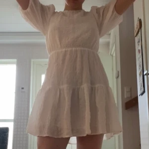 Studentklänning S - en väldigt vacker och skön studentklänning jag köpte men då den inte matchar med smyckena o det jag har tänkt ha på mig funderar jag på att sälja vidare 😊. storlek 34 men passar mig som brukar ha 36