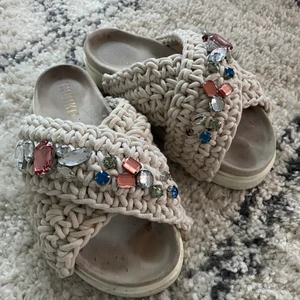 inuikii - Sköna inuikii med stenar. Storlek 38. Använda få tillfällen förra sommaren och har fortfarande mer att ge! Har blivit lite mjukare så det inte skaver vid ovandelen. EJ PRUTBAR