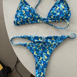 Blommig bikini - SÅÅ FIN bikini från Shein. Aldrig använd då den var för liten. Strl M men sitter mer som en S💙 Köpt för längesedan vet inte nypris…