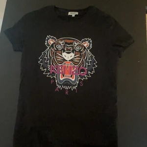 Kenzo T-shirt  - Kenzo T-shirt i storlek XS använd Max 2 gånger. Köpt för cirka 900kr