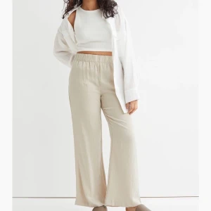 Linnebyxor  - Linnebyxor som aldrig är använda från H&M dom liknar dessa på bilden men kan skicka mer bilder privat🤍