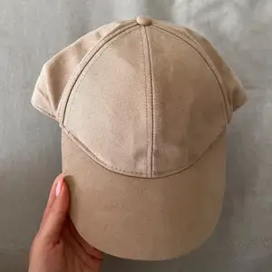 Selling this cap from H&M which has been worn 1-2 times!