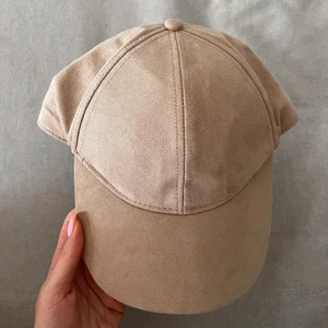 H&M cap beige  - Selling this cap from H&M which has been worn 1-2 times!