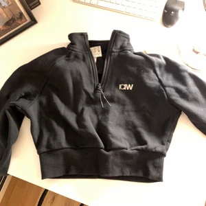 ICIW tränings tröja - Säljer min ICIW tränings tröja då den var för liten för mig och därav använd fåtal gånger! Men tänker att någon annan kan ha mer nytta av den, den är en xs men passar även en s och är jätte skön och bekväm att träna i! 🌸 ( Kan även frakta) 