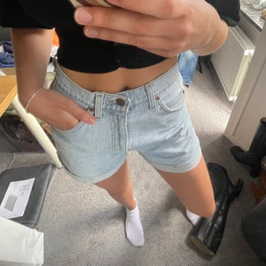 Levis shorts  - SÅ najs jeansshorts från levis!!! Perfekta i sommar😍nypris typ 400 från beyond retro, säljer för 200!