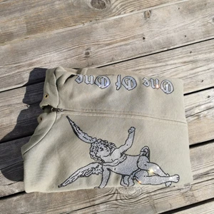 One of one hoodie - Säljer min fina OOO hoodie med alla stenar kvar. Den är använd så skulle nog ge den skick 8,5/10. Den är i storlek M och sitter tts. Nypris för denna tröja är 1500 så inga drömpriser. Kom gärna med bud :), släpper inte under 1000 kr