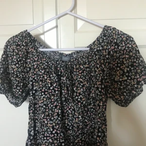 Supersöt topp med puffärmar😍💕 - Superfin men för liten för mig tyvärr💛😭💕⚡️💕🥰