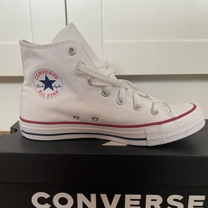 Vita converse - Säljer ett par alldeles nya vita converse i storlek 39. Säjer på grund av fel storlek. Spårbar frakt ingår