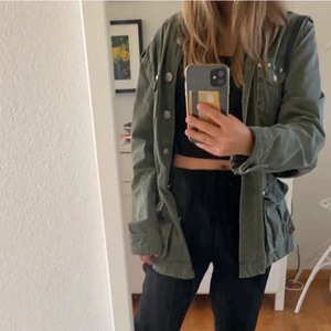 Jeansjacka  - En militärgrön jacka/kappa som är väldig inne nu.Vet inte riktigt vart den kommer ifrån för den är ärvd.Den är inte trasig på något ställe och inte heller smutsig.✨Den är köpt i London
