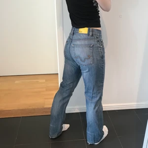 Lågmidjade jeans - snygga lågmidjade och flared jeans, köpta second hand!💞
