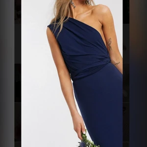Balklänning/brudtärneklänning  - Säljer denna fina mörkblåa klänning, använd en gång 🌸 strl S men har ett stretchigt tyg o går att knyta på olika sätt 🌸 Högsta bud just nu: 310 + frakt 💗