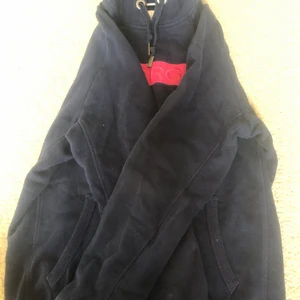 Björn Borg storlek s  - Det är en mörk blå Björn Borg hoodie men en Rosa låga på. Storlek s