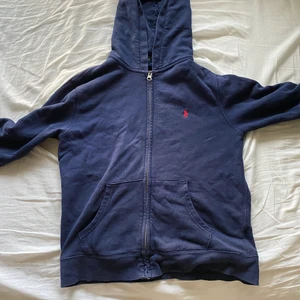 En Ralph louren zip up - Kvaliteten är 9/10 lite skrynkligt bara och lite liten i storleken 