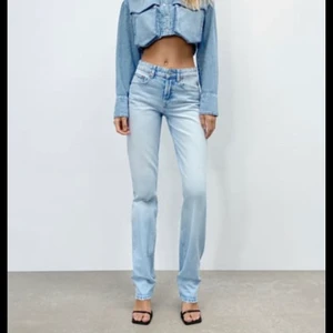 Zara straight jeans  - Nästan helt nya zara jeans! Använt extremt fåtal gånger då de inte riktigt passade så som jag ville.