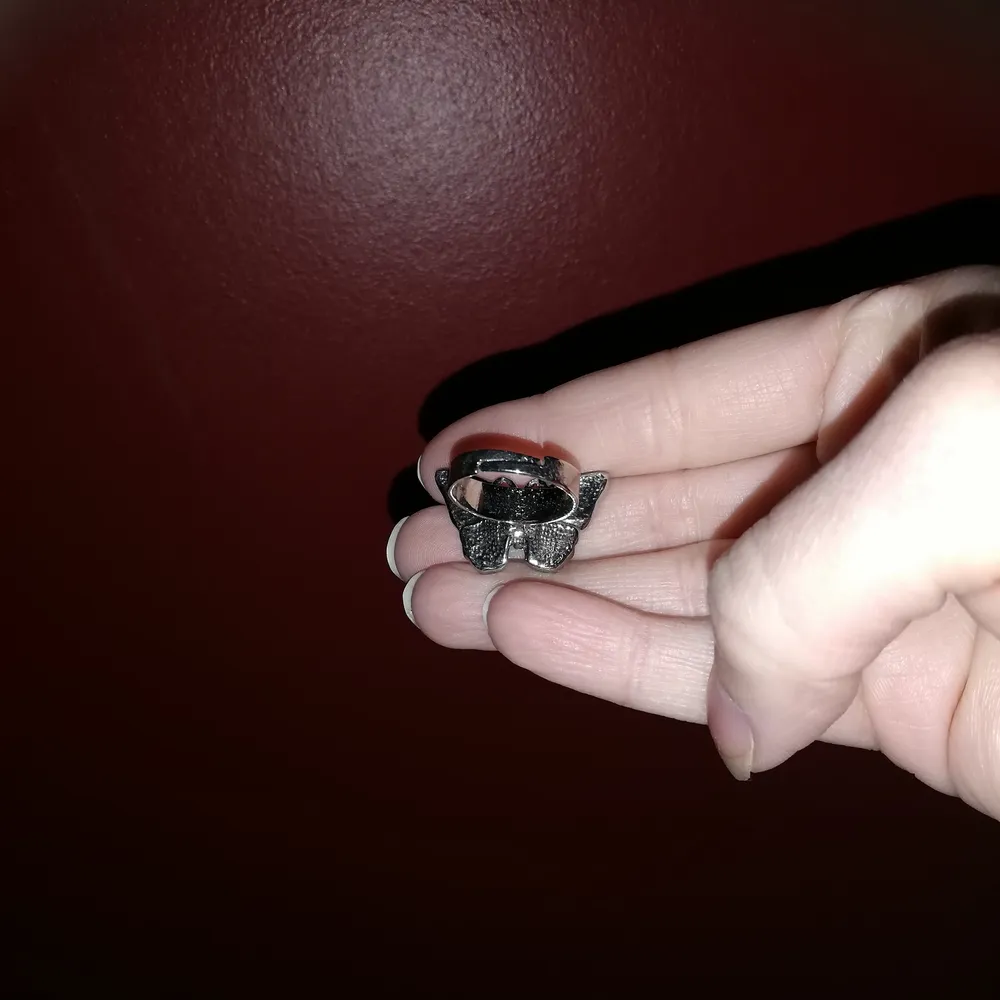 Söt liten stelbar ring i form av en svart fjäril med glas stenar är oanvänd i nyskick . Accessoarer.