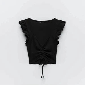 Zara topp med knytning - Supersnygg svart topp från zara med justerbar rynkning och en knytning där fram. Endast använd ett fåtal gånger och har inga defekter alls. Strl L men liten i storleken så mer som en M. Köparen betalar frakten.💗💗