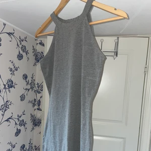 Figursydd grå klänning - Snygg sitter väldigt skönt och figursydd. Använd nån enstaka gång 