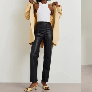 90s PU skinnbyxor - Slutsålda skinnbyxor från Gina tricot, endast använda två gånger så i nyskick.