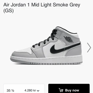 Air Jordan 1 mid  - Gråa air Jordan 1 mids (äkta - från foot locker). Dem är i ganska bra skick, de har dock några fläckar och lite crease därav har jag sänkt priset ganska mycket. De är i st 40 men passar mig som har 38 i de flesta skor! 💞💞 (Tvättats innan köp!) 