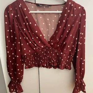 Prickig topp från Zara - Super söt prickig topp från Zara ❣️❣️ Storlek XS. Har en liten reva(se bild 2). Dock syns den inte super mycket då tyget ”faller” över när man har den på sig 🥰🌈