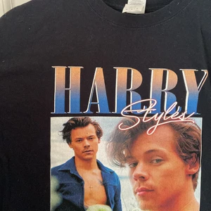 Harry Styles t-shirt - Köpte den för typ 3år sen på The fresh stuff, storlek M😇        I ganska bra skick!!
