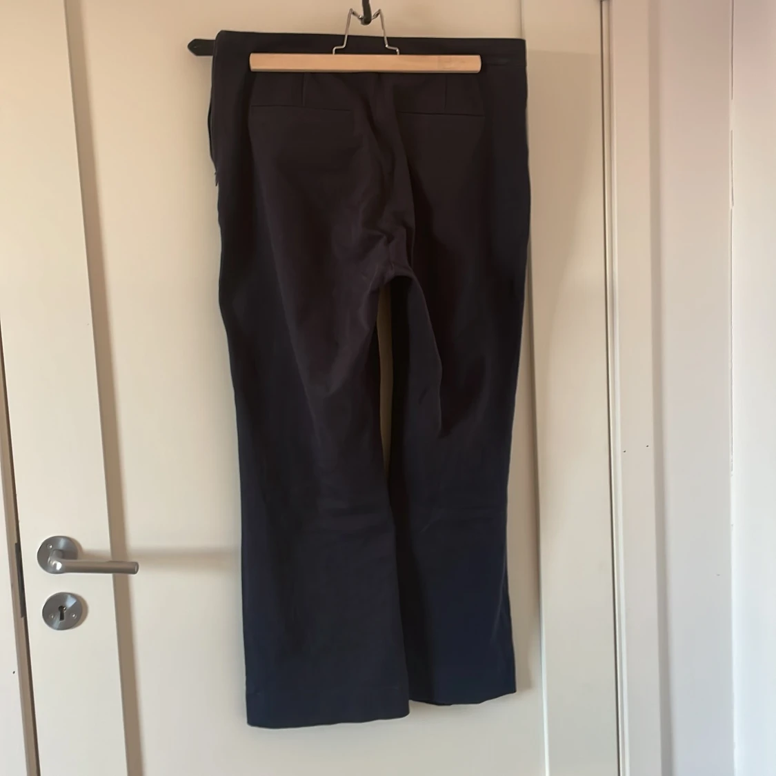 Marinblåa kostymbyxor från Lindex  - 90